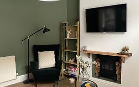 Hoole House- Recently Decorated, Bright And Modern 2 Bedroom House, Close To Chester Train Station And The City Centre
